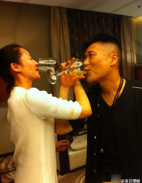 畜禽与男同学喝交杯酒