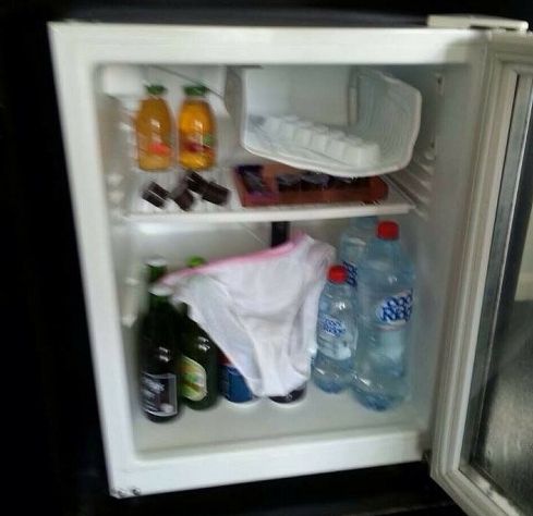 台湾2名女游客不满澳洲酒店服务 内裤塞冰箱