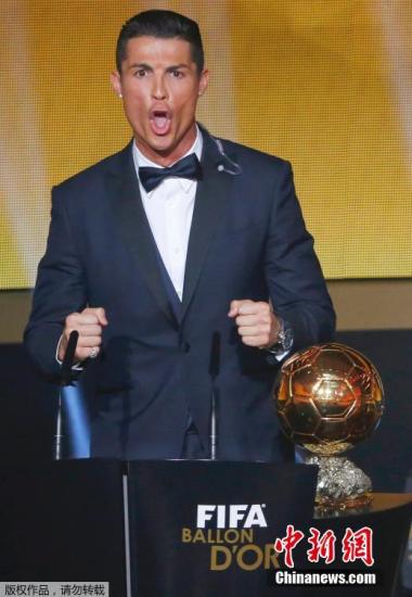 C罗在街头随地小便 遭保安人员训斥画面尴尬