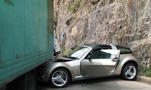 保时捷撞上装甲车 豪车车祸惨不忍睹(组图)