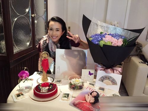 莫文蔚庆祝45岁生日容颜不老举玩偶卖萌童心大发