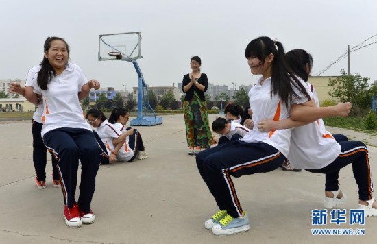 (教育)集体游戏轻松迎高考