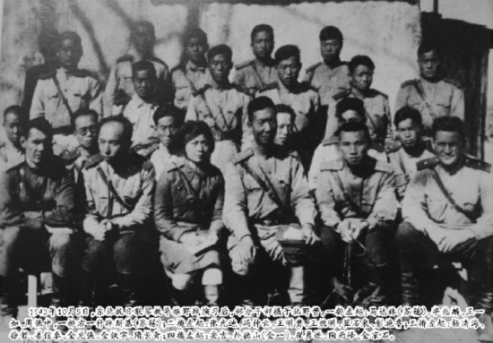 1943年10月5日，東北抗日聯軍教導旅野戰演習后，部分干部攝於北野營。一排左起：馬達林（蘇籍）、李兆麟、王一知、周保中，一排右一什林斯基（蘇籍）﹔二排左起：張光迪、馮仲雲、王明貴、王效明、崔石泉、彭施魯﹔三排左起：楊清海、徐哲、姜信泰、金光俠、金鐵宇、隋長青﹔四排左起：安吉、朴德山（金一）、崔勇進、陶雨峰、金京石。