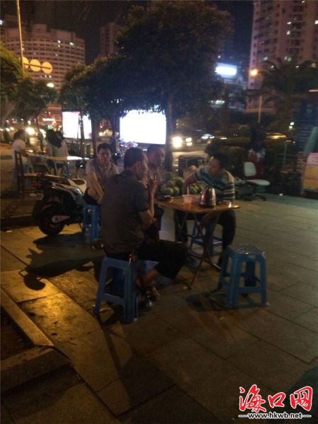 正在喝茶的城管队员(网友供图)