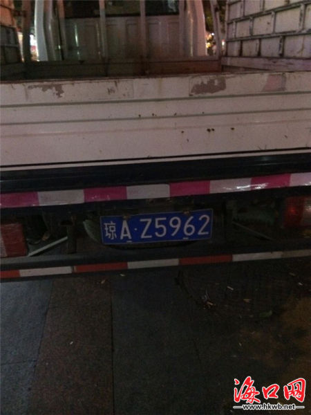 车牌号为“琼AZ5962”的城管执法车(网友供图)