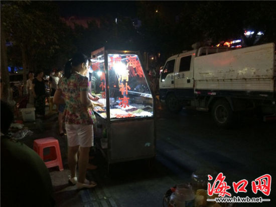 城管执法车就停小贩摊前(网友供图)