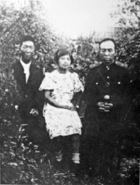     1942年，東北抗日聯軍教導旅旅長周保中（左一）、政委李兆麟（右一）、無線電連政治指導員王一知（中）在蘇聯伯力合影。