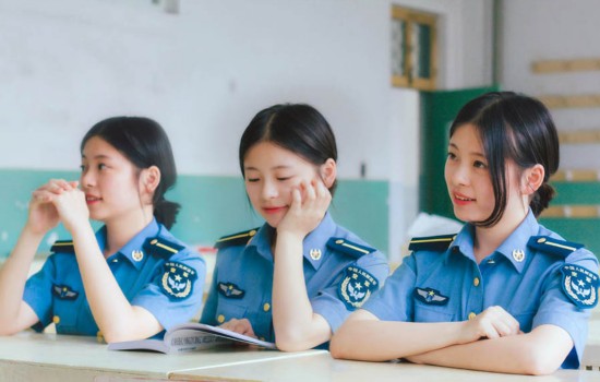 军校女学员晒"时空穿越照" 美呆网友