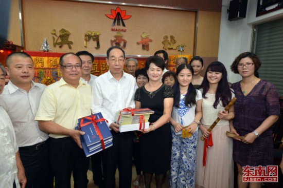 尤权在澳门访乡亲叙乡情学南音 望闽籍乡亲为闽澳交流