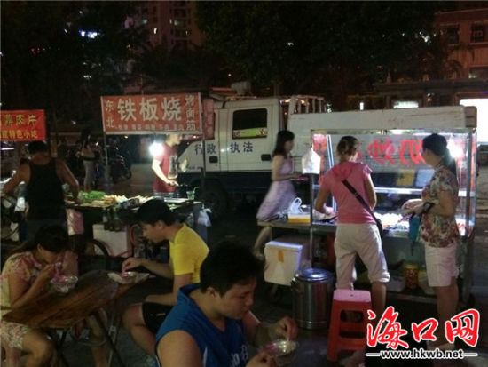 城管执法车就停小贩摊前(网友供图)