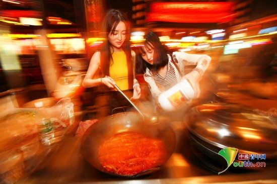 图片故事:90后女孩由性感DJ变身花甲女神