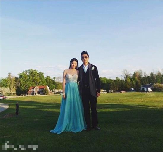 王中磊女儿与男友接吻 公主王子过着幸福生活