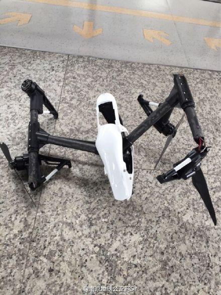 南京一拍摄宣传片用无人机坠毁至轨行区 造成