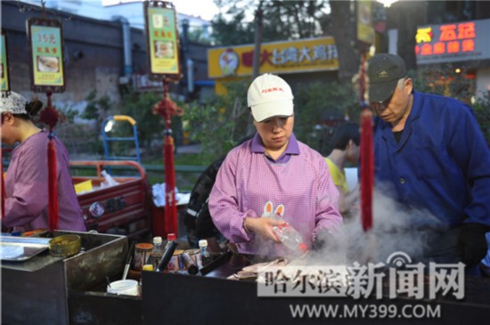 哈尔滨师大夜市的带头大哥 20年摊位轮转最