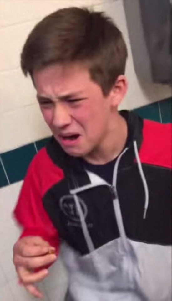 美少年尝试印度鬼椒被辣得上蹿下跳