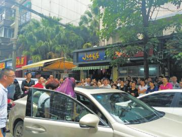 四川一女协警为急救车指挥交通遭豪车司机殴打