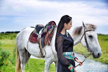 佟丽娅穿民族服饰英姿飒爽 骑马张弓射箭(图)