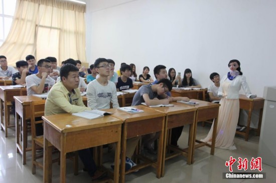 江西九江一高校现美女机器人讲课