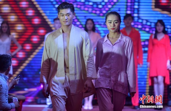 南通上演时尚内衣秀 模特性感夺人眼球