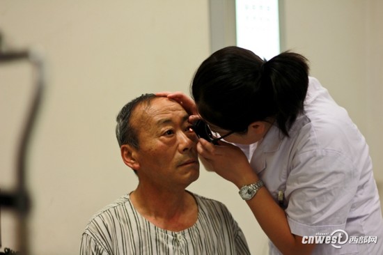 电子产品成视力杀手 爱眼日请珍惜自己的眼睛