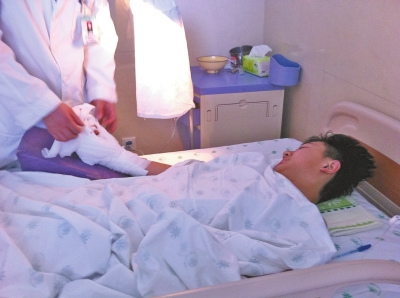 躺在病床上的少年接上了断指.他对自己的鲁莽后悔不已.