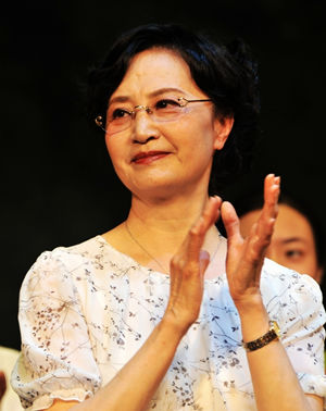 过气明星生活辛酸 变老变型还得走穴站台