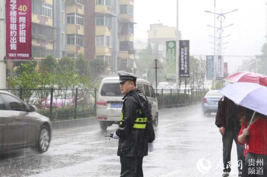 高考表情:贵阳交警大雨中执勤 爱心送考与时间