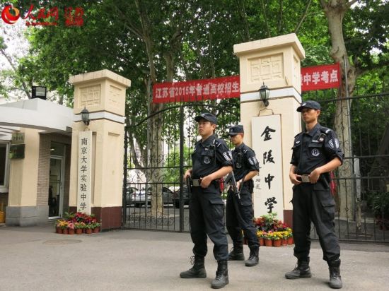  金陵中學考點外，三名特警保障考點安全。 