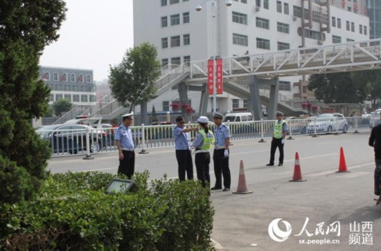 交警維持考點周邊交通秩序