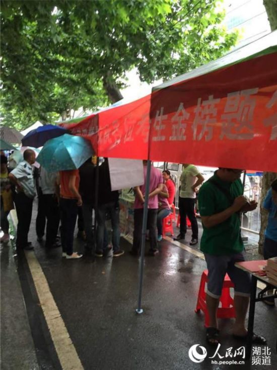 湖北武汉：全民联动为高考服务【6】