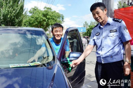 部分送考車輛已經綁上綠絲帶並放置好拒絕鳴笛卡