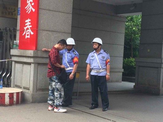 考生接受身份檢查