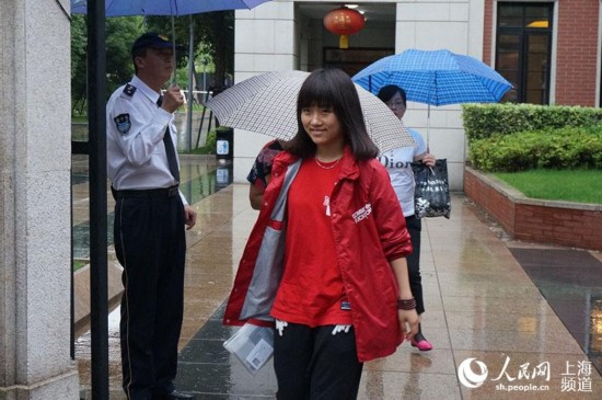 靜安區市西中學 考試結束，考生走出考場。（張西美朵 攝）