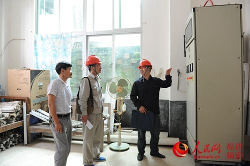 長汀公司技術人員深入長汀一中配電房檢查設備