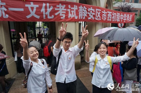 靜安區市西中學 考生高興的走出考場。（張西美朵 攝）