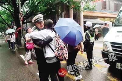 女生进考场前紧张 拥抱执勤警察求鼓励(图)