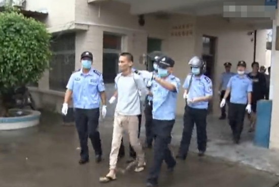 广东死刑犯被押赴刑场画面:女子追车飙泪