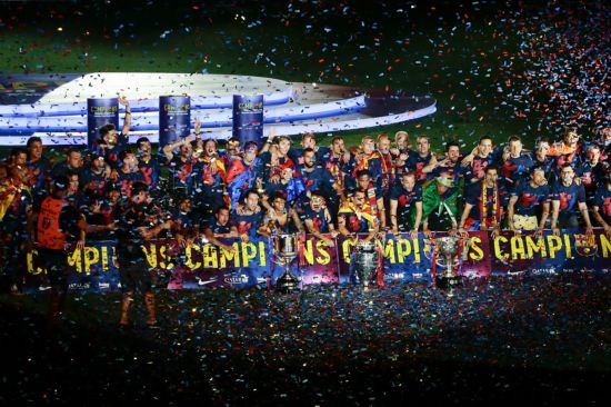 足球:巴塞罗那举行巴萨三冠王游行和庆典