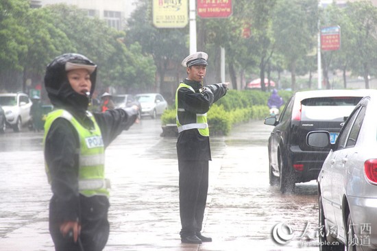民警大雨中指揮交通