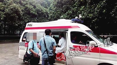 女生进考场前紧张 拥抱执勤警察求鼓励(图)