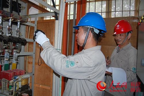 7  建甌供電公司技術人員在一中考點用紅外線測溫儀檢測配電櫃接線端子