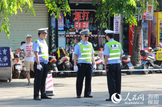 交警保障考場周邊交通秩序