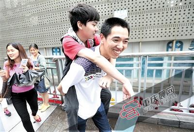 小伙趴在父亲背上去高考 父亲说:考上大学还背你去