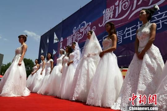 甘肃平凉"相亲节""婚纱走秀"美翻全场--甘肃频道--人民网