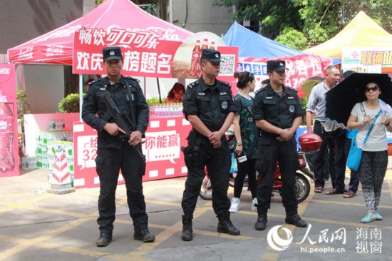 特警守衛高考考場