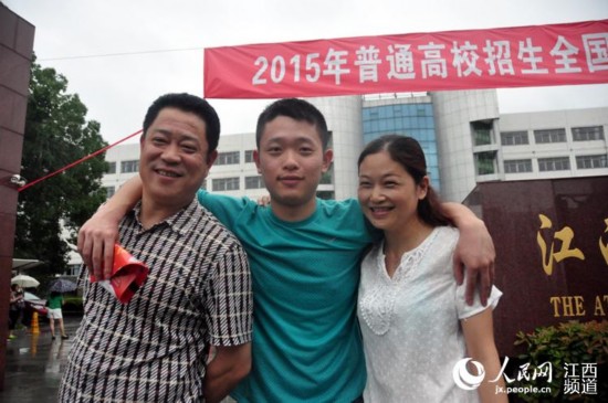 學生和父母在校門口合影