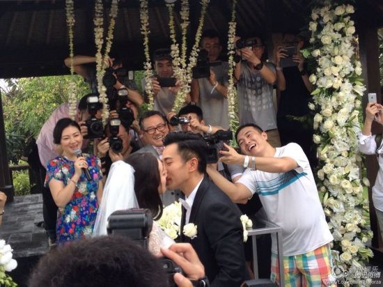 杨幂昆凌何洁张雨绮 85后女星大婚现场美哭