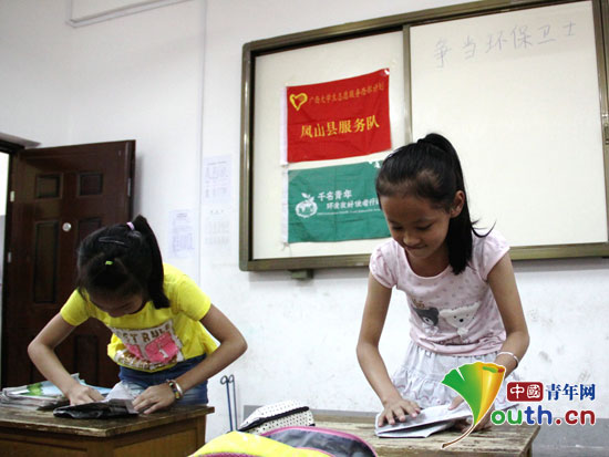 广西凤山志愿者开展进校园活动争当环保卫士