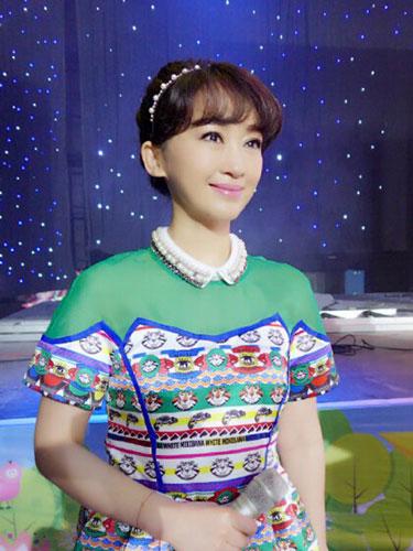 近日,少儿频道主持人小鹿姐姐近照曝光,41岁的她看上去十分年轻,依旧