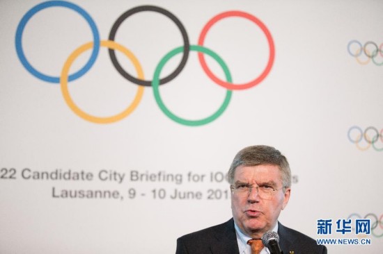 国际奥委会主席巴赫在洛桑举行新闻发布会